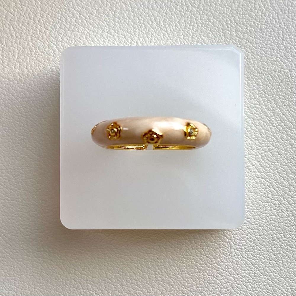 Elegant Gold and Cream Women's Ring